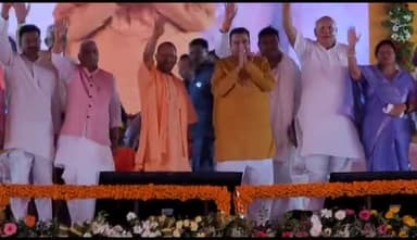 #देवरिया पहुचे #केंद्रीय मंत्री नितिन गडकरी और #मुख्यमंत्री योगी आदित्यनाथ,#सांसदों - #विधायकों ने किया स्वागत।