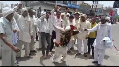 चरखी दादरी: मुआवजा राशि में कटौती किए जाने पर भाकियू ने दादरी में रोष प्रदर्शन कर जलाया विधायक सोमबीर सांगवान का पुतला