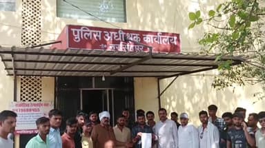 नरसिंहपुर: लक्ष्मी मैरिज गार्डन में हुई आगजनी की घटना को लेकर पीड़ित पक्ष ने एसपी ऑफिस पहुँचकर एसपी को दिया आवेदन