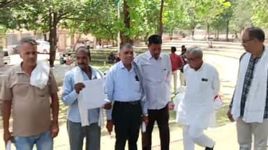 नरसिंहपुर: विलथारी गांव में हथियार लेकर घूम रहे दो लोगों के खिलाफ ग्रामीणों ने कलेक्ट्रेट पहुंचकर कलेक्टर को दिया आवेदन