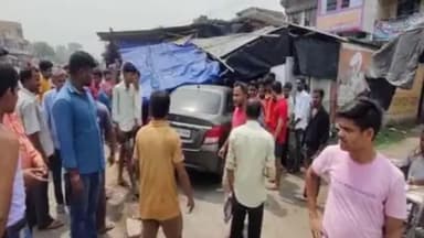 बाघमारा/कतरास: राजगंज बाजार स्थित ट्रैकर स्टैंड के पास एक कार असंतुलित होकर फुटपाथ के एक दुकान में जा घुसा,मची भगदड़
