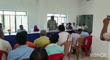 मधवापुर: प्रखंड कार्यालय मधवापुर में संभावित बाढ़ की तैयारियों को लेकर अधिकारियों व जनप्रतिनिधियों की हुई बैठक