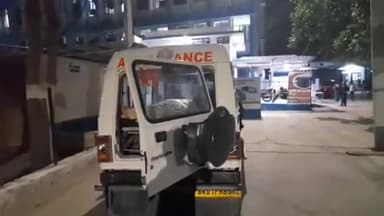 जमुई: गोकुला मोड़ के पास बाइक की चकमा से ईट लदा ट्रैक्टर अनियंत्रित होकर पलट चालक की हुई मौत पोस्टमार्टम के लिए लाया अस्पताल