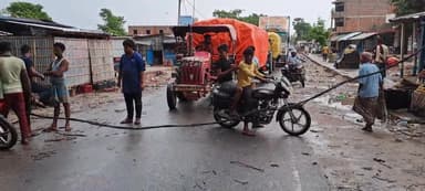 पूर्णिया पूर्व: मंझैली गांव में आंधी से उजड़े दो दर्जन से अधिक परिवारों के घर, टूटे बिजली के पोल