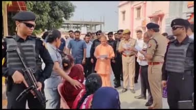 गोरखपुर: अपने दो दिवसीय दौरे पर गोरखपुर आए मुख्यमंत्री ने आज सुबह गोरखनाथ मंदिर में लगाया जनता दर्शन, लोगों की सुनी फरियाद