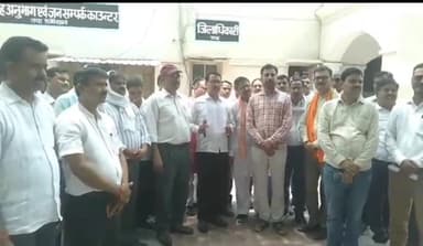 रायबरेली: तदर्थ शिक्षकों ने असंवैधानिक तरीके से बिना कोई लिखित आदेश के अकारण वेतन रोके जाने को लेकर डीएम को सौंपा मांगपत्र