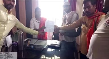 सवायजपुर: उप्र रोजगार सेवक संघ ने हरपालपुर में भरी हुंकार, कहां- VDO द्वारा दर्ज कराया गया फर्जी मुकदमा हो खत्म