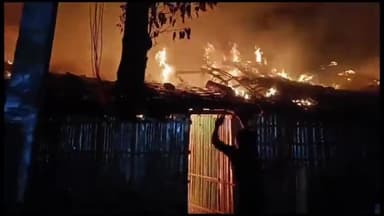 मधेपुरा: नगर पंचायत सिंहेश्वर के वार्ड नंबर 10 में सिलेंडर के फटने से लगी आग में, 3 घर जल कर राख हो गया