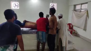 अररिया: कामत गांव में बिजली के करंट की चपेट में आने से युवक की हुई मौत शब को पोस्टमार्टम के लिए लाया गया सदर अस्पताल