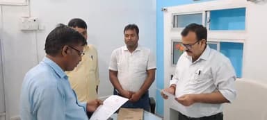 पूर्णिया पूर्व: बीडीओ वैश्म कार्यालय में सदर एसडीएम राकेश रमण ने नवनिर्वाचित पंचायत समिति सदस्य रविंद्र रजक को दिलाई शपथ