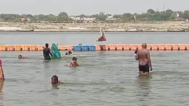 करछना: भीषण गर्मी से राहत पाने के लिए अरैल संगम घाट पर उमड़ रही लोगो की भीड़, प्रयागराज में पारा हुआ 44 डिग्री के पार