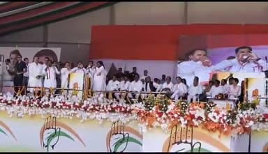 2023 विजय शंखनाद करते हुए आदरणीया श्रीमति प्रियंका गांधी जी को आदिवासी पारंपरिक वाद यन्त्र तुर्रा भेंट किया

#cogress 
#indiannationalcongress