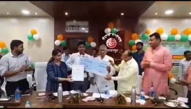 सुल्तानपुर: प्रेरणा सभागार में आयोजित प्रतिभा सम्मान समारोह में राज्यस्तरीय-जनपद स्तरीय मेरिट में चयनित छात्रों को किया गया सम्मानित