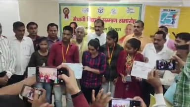 अमरोहा: कलेक्टर ने मेधावी छात्र छात्राओं को कलेक्ट्रेट सभागार में प्रशस्ति पत्र व चेक देकर किया सम्मानित