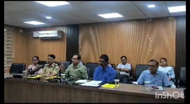 मुशहरी: भूमि विवाद सुलझाने को लेकर समाहरणालय सभागार में डीएम की अध्यक्षता में थानेदार और सीओ के साथ बैठक हुई आयोजित