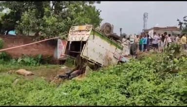 बारसोई: नगर पंचायत के महिंद्रा चौक पर BSNL टावर के समीप बिजली के खंभे से टकराई पिकअप, दो मवेशियों की हुई मौत