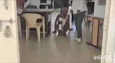 राघोगढ़: जमीन पर घिसटते हुए कलेक्ट्रेट कार्यालय पहुंचा एक दिव्यांग, कलेक्टर से की इलेक्ट्रिक ट्राई साइकिल देने की मांग