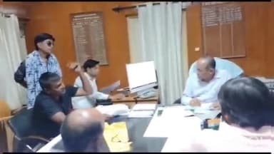 बीकानेर: सड़क निर्माण कार्य अधूरा छोड़ने के विरोध में पार्षद ने पीडब्ल्यूडी ऑफिस में एडिशनल चीफ को दिया ज्ञापन