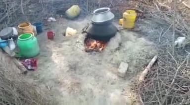 करछना: यमुनापार क्षेत्र में कई स्थानों पर घर के अंदर बनाई जा रही अवैध कच्ची शराब,घर के अंदर भट्ठी लगाने का वीडियो आया सामने