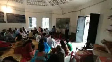 जलालगढ़: प्रखंड संसाधन केंद्र में प्रखंड शिक्षा पदाधिकारी ने किया विद्यालय मरम्मति  एवं शौचालय निर्माण को लेकर बैठक।