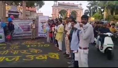 टीकमगढ़: गांधी चौराहे पर टीकमगढ़ पुलिस द्वारा अभिमन्यु अभियान के तहत रंगोली बनाकर एवं पंपलेट बांटकर लोगों किया गया जागरूक