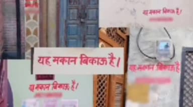 अनूपशहर: क्षेत्र के गांव में दुष्कर्म का आरोपी की गिरफ्तारी न होने पर गुस्साए ग्रामीणों ने आधा दर्जन घरों पर लगाए बिकाऊ के बोर्ड