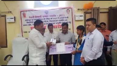 मुगलसराय: डीएम कार्यालय सभागार में मुगलसराय विधायक व डीएम ने मेधावी छात्रों को ₹21000 नगद पुरस्कार व टैबलेट देकर किया सम्मानित