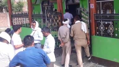 शाहगंज: खेतासराय में विद्युत चेकिंग के दौरान विभागीय कर्मियों के रवैये से भड़के लोग, जताया विरोध