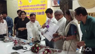 हापुड़: कलेक्ट्रेट सभागार कक्ष में DM , सांसद व सदर विधायक ने यूपी बोर्ड के मेधावी छात्र छात्राओं को किया सम्मानित