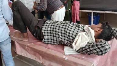 बदलापुर: नेवादा नहर के पास अनियंत्रित होकर मार्ग पर गिरकर बाइक सवार युवक गंभीर रूप से घायल बदलापुर CHC में भर्ती !