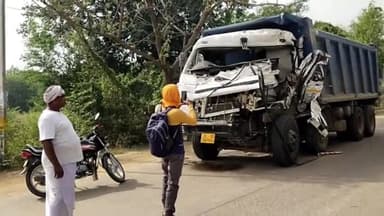 चांदी थाना क्षेत्र के लोदीपुर दक्षिण बिहार ग्रामीण बैंक के पास पहले से खड़ी ट्रक में अनियंत्रित डंपर ने मारी टक्कर कोई हताहत नहीं।