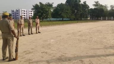 बलरामपुर: क्षेत्राधिकारी यातायात ने रिजर्व पुलिस लाइन में आज बुधवार की परेड की सलामी लेकर परेड का किया निरीक्षण