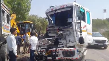 घाटमपुर: कस्बे के हमीरपुर रोड स्थित एक पेट्रोल पंप के पास दो डंफरो की हुई आमने-सामने भिड़ंत चालक हुआ घायल, परिचालक बचा बाल बाल