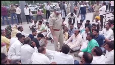 रतलाम नगर: बालिका के साथ दुष्कर्म के मामले में बालिका से मिलने पहुंचे कांग्रेस नेता कमलेश्वर पटेल, मेडिकल कॉलेज में धरने पर बैठे