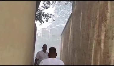 रायबरेली: नवीन गल्ला मंडी में अज्ञात कारणों से कबाड़ में लगी आग, फायर ब्रिगेड ने आग पर पाया काबू