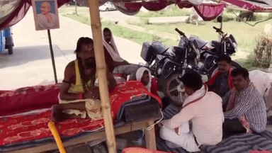 सिंगरौली: कलेक्ट्रेट के समीप रिलायंस कंपनी के खिलाफ रोजगार की मांगों को लेकर विस्थापित महीनों से कर रहा धरना-प्रदर्शन