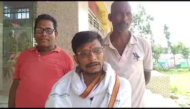 सुपौल: दरभंगा में एम्स निर्माण खारिज होने पर सुपौल युवा कांग्रेस के जिला उपाध्यक्ष लक्ष्मण कुमार झा ने मिठाई खिलाकर मनाई खुशिया