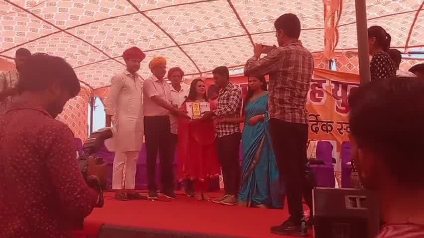 मुख्य अतिथि तौर पर कार्यक्रम में मेधावी छात्र-छात्राओं को सम्मानित किया।
#chiefguest #event