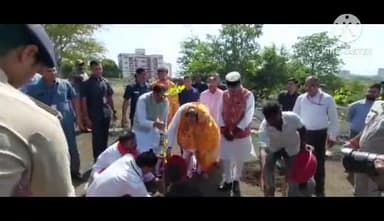 हुज़ूर: भोपाल के स्मार्ट पार्क में सीएम शिवराज सिंह चौहान ने कथावाचक पंडित प्रदीप मिश्रा के साथ किया पौधारोपण
