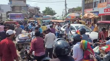 मसौढ़ी: नगर मुख्यालय के रेलवे गुमटी पर जाम लगने के कारण मसौढ़ी बाजार में वाहनों की लगी लंबी कतार