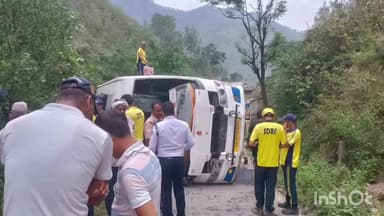 पावकी देवी: सवारियों से भरी बस चमधार के पास पलटी, यात्रियों को आईं सामान्य चोटें