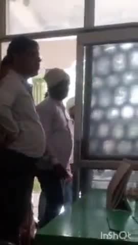 सुल्तानपुर: पारा चौराहे पर बिजली विभाग के कर्मचारियों के द्वारा ओवरलोड चेकिंग के दौरान सभी दुकानों पर लगाए गए विद्युत मीटर