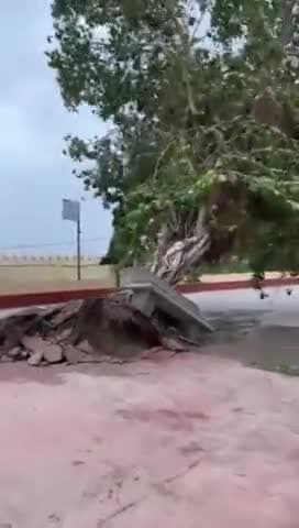 बिपरजॉय का ज्यादा मजाक बनाने से पहले उसकी ताकत देख लीजिए
 दृश्य गुजरात के द्वारका का है।
#बिपरजॉय #BiparjoyUpdate