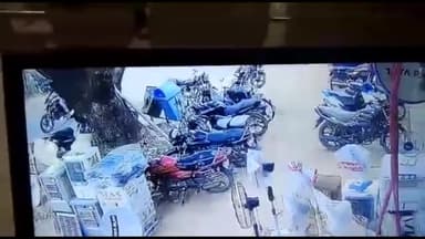 सिमडेगा: सिमडेगा मेन रोड स्थित जूता दुकान संचालक की मोटरसाइकिल की हुई चोरी ,सीसीटीवी में हुआ वारदात कैद, जांच में जुटी पुलिस