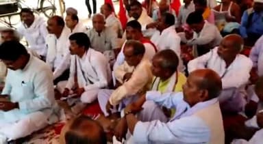 करपी: करपी प्रखंड कार्यालय के समक्ष महागठबंधन के द्वारा भाजपा सरकार के खिलाफ दिया गया एक दिवसीय धरना