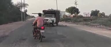 किशनी: किशनी में लोडर की बाइक सवार से टक्कर के पश्चात बाइक सवार समेत लोडर चालक घायल पुलिस में उपचार के लिए भेजा अस्पताल