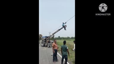 कुरसाकांटा: कुर्साकांटा फारबिसगंज मार्ग पर कपरफोरा से पगडेरा तक दर्जनों बिजली पोल गिरा अंधेरे में प्रखंड परेशानी मरम्मत जारी