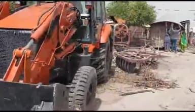 बरौली: DM के आदेश पर बरौली CO वेद प्रकाश नारायण ने सरफरा गांव से पुलिस बल के साथ शांतिपूर्ण ढंग से हटवाया अतिक्रमण