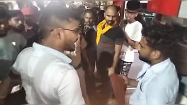 मुगलसराय: सर्कुलेटिंग एरिया में महिला ने की मनचले युवक की पिटाई, वीडियो सोशल मीडिया पर हुआ वायरल