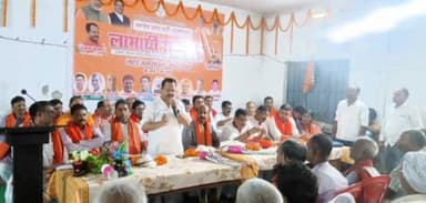 मीनापुर: मीनापुर के डेराचौक पर महाजनसंपर्क अभियान में भाजपा नेताओं ने गिनाई मोदी सरकार की उपलब्धियां